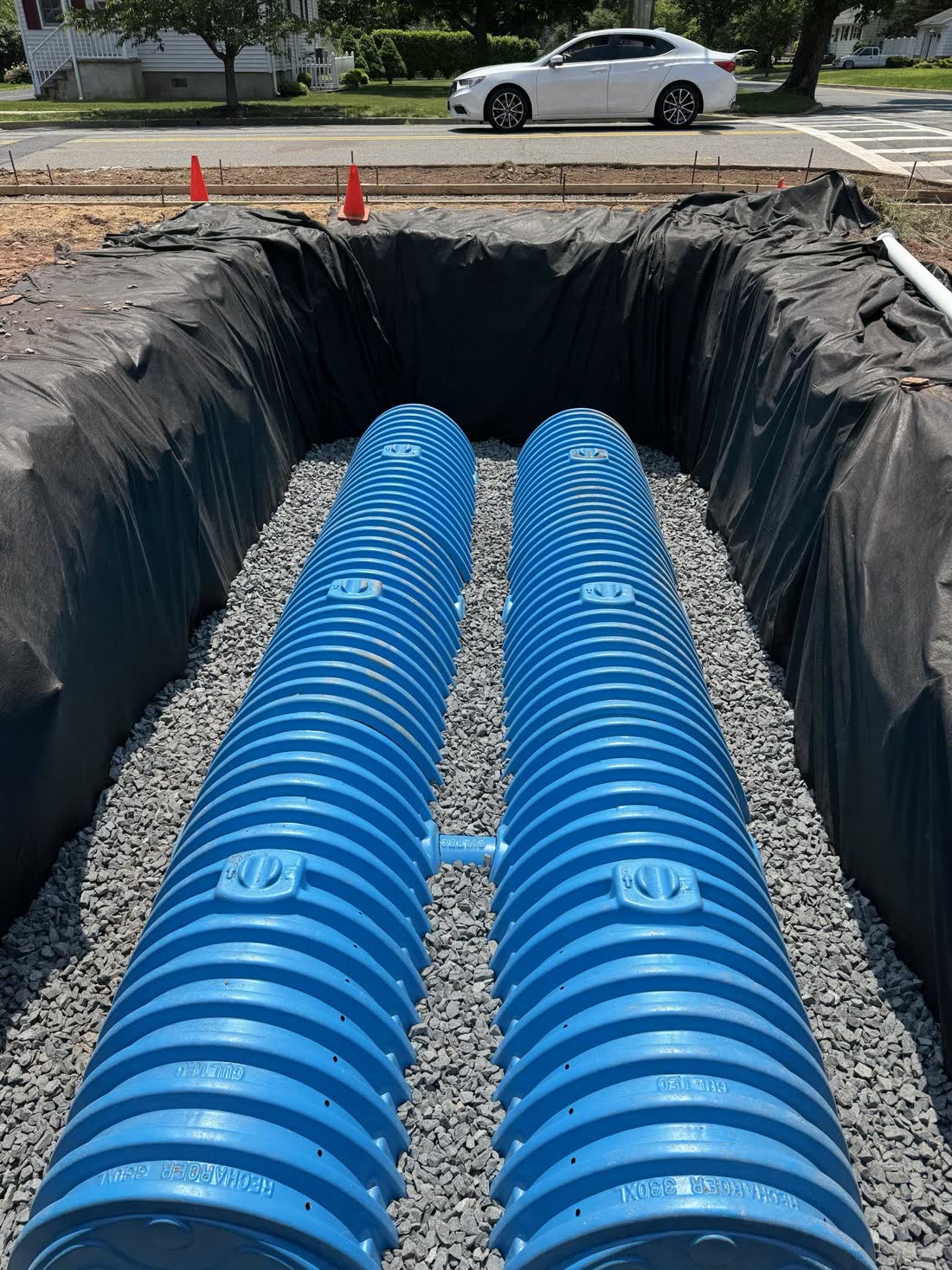 Drainage chambers in a trench